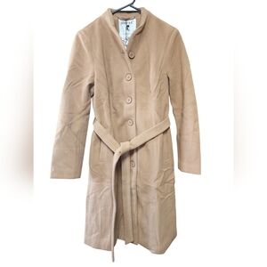 Mid-length overcoat for women.
